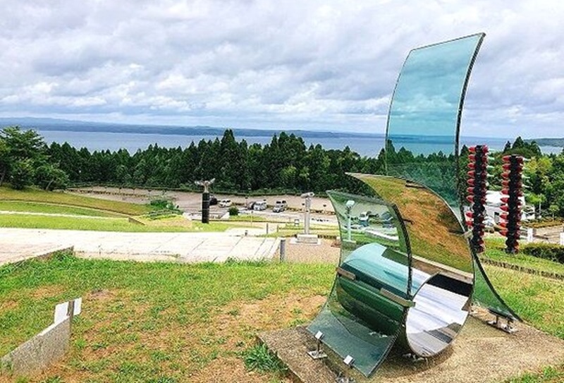 石川県能登島ガラス美術館の屋外展示エリア。七尾湾を背景にガラス彫刻作品が立つ庭園のイメージ画像