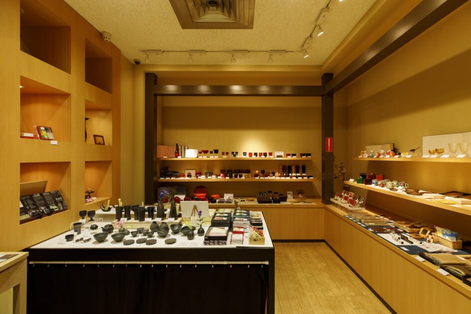 いしかわ生活工芸ミュージアムの体験工房。漆器・輪島塗・加賀蒔絵など石川の伝統工芸を体験できる（石川県金沢市）