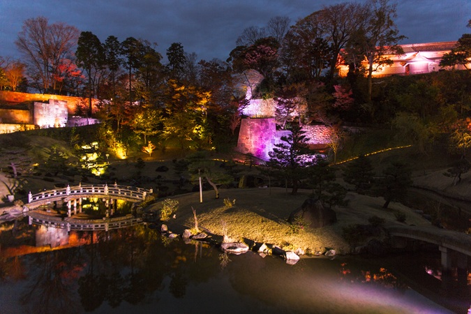 夜にライトアップされた金沢城公園・石川門の美しい景色。白壁と石垣が幻想的に輝く