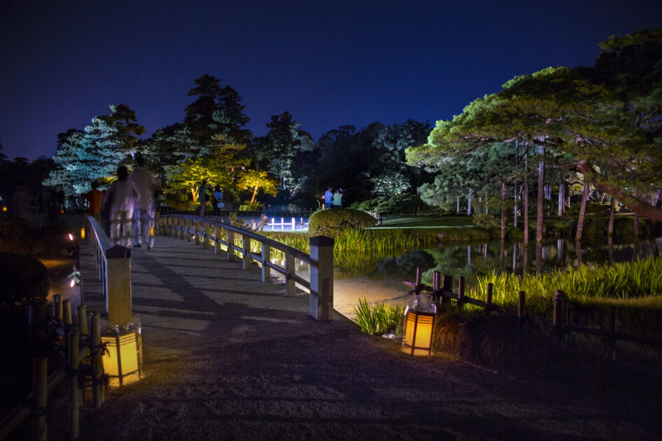 夜の兼六園ライトアップの幻想的な景色。池に反射する灯りと緑が美しい金沢の夏の夜