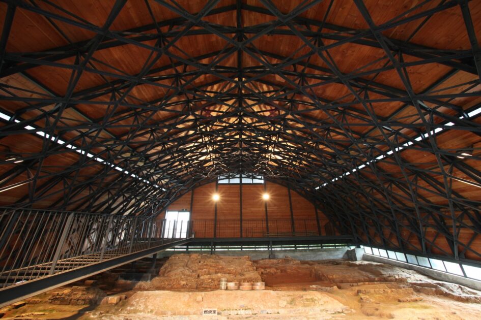 九谷焼窯跡展示館での絵付け体験の様子。九谷焼発祥の地・山代温泉で本格的な絵付けを体験できる（石川県加賀市）