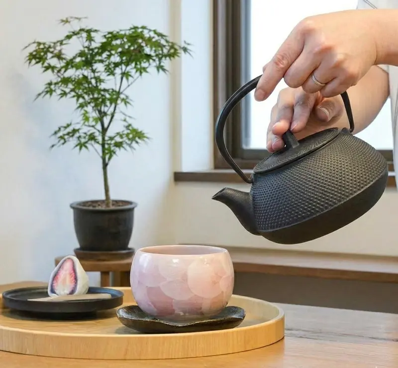 南部鉄器の鉄瓶で日本茶を注ぐ日常のひとコマ（イメージ画像）