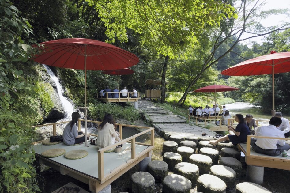 山中温泉・鶴仙渓の緑豊かな渓谷の夏の景色。松尾芭蕉も訪れた加賀市の名湯