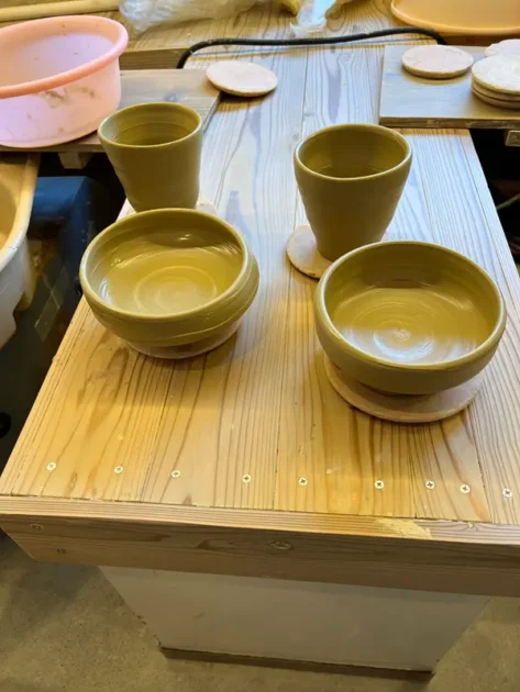 ゆのくにの森 ろくろ体験 焼成前の作品|完成後は約6ヶ月後に宅配便で届く九谷焼の湯飲み・茶碗