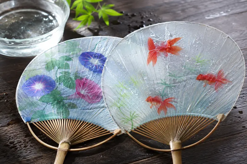 水うちわ 金魚と朝顔柄の透明感ある美濃和紙うちわ