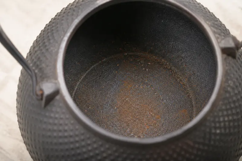 南部鉄器 鉄瓶の内側にできた赤サビの状態