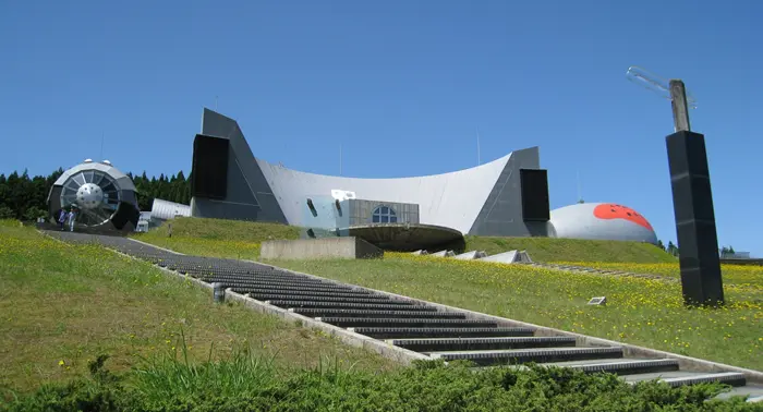 石川県能登島ガラス美術館|宇宙基地のような外観の現代建築