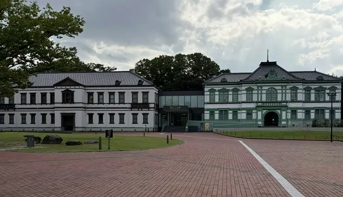 石川県金沢市の国立工芸館の外観。白い旧陸軍第九師団司令部庁舎と緑の旧金沢偕行社の2棟からなる