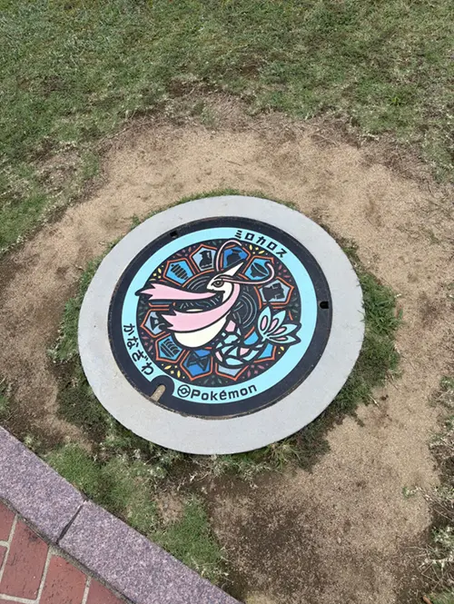 金沢市・国立工芸館前にあるポケふた。みずのポケモン「ミロカロス」がデザインされている